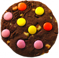 Dunkler Cookie mit bunten Schokoladenlinsen